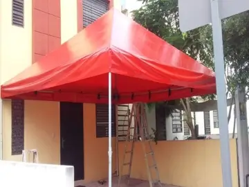 Toldo de lona de uso rudo reforzado.